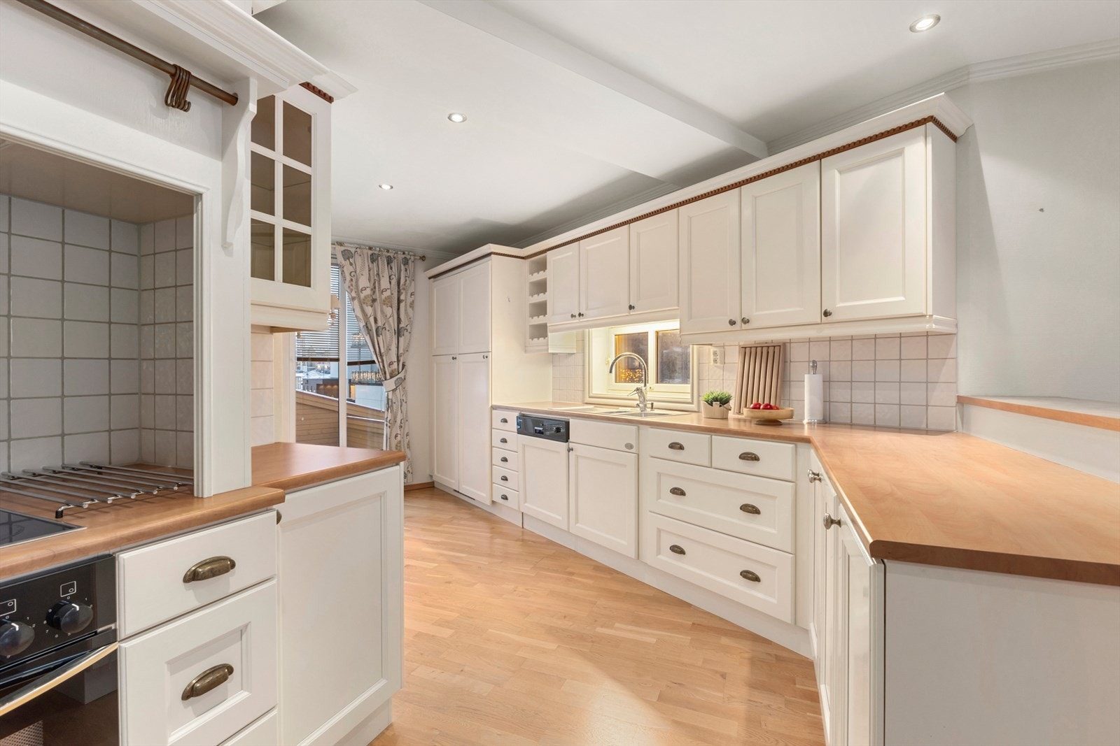 Det er plass til kjøkkenbord ved vinduet inne på kjøkkenet. Galleribilde