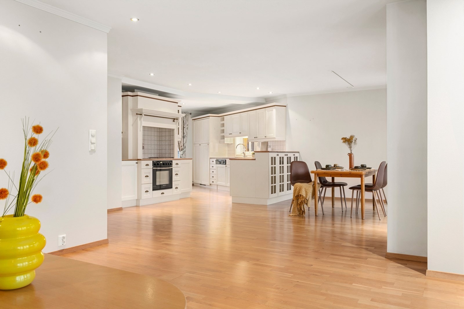 Leiligheten har en god planløsning med en romslig entré, 2 soverom, 2 bad, vaskerom, bod, stue og kjøkken. Galleribilde