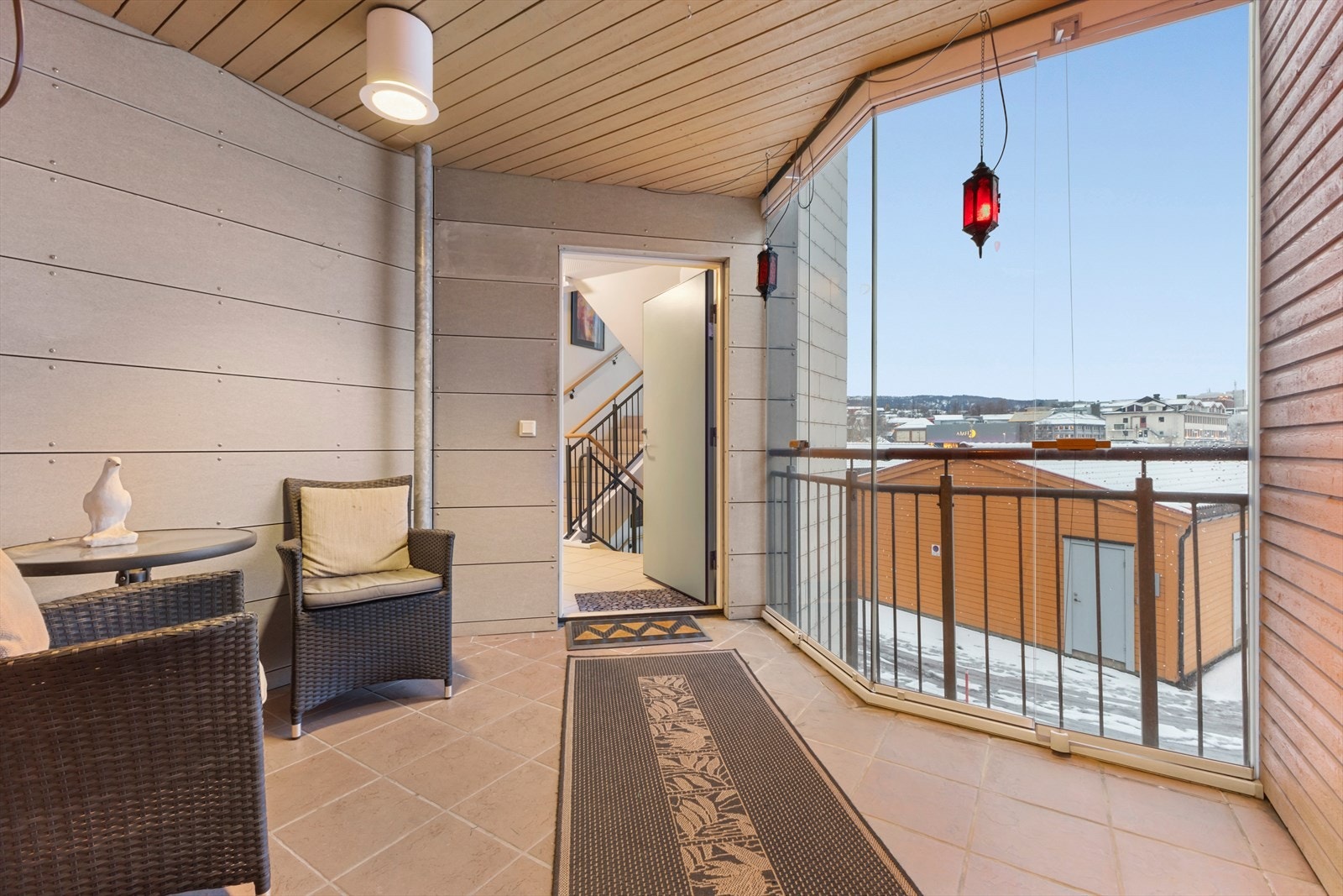 Fra felles trapperom entrer man den første av leilighetens to innglassede balkonger. Denne balkongen vender mot sentrum og har både fin utsikt og gode solforhold på morgen/formiddag. Galleribilde