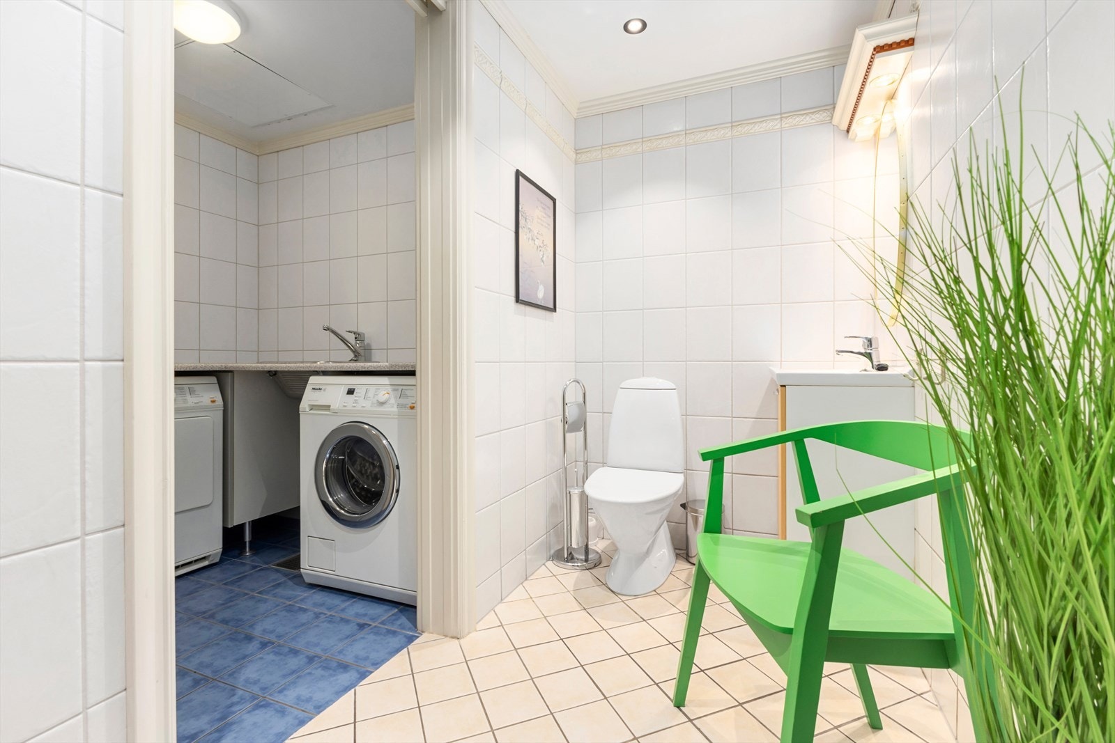 Leilighetens andre bad nås også fra entréen. Dette har toalett og servant, med plass for å etablere dusjløsning. Galleribilde