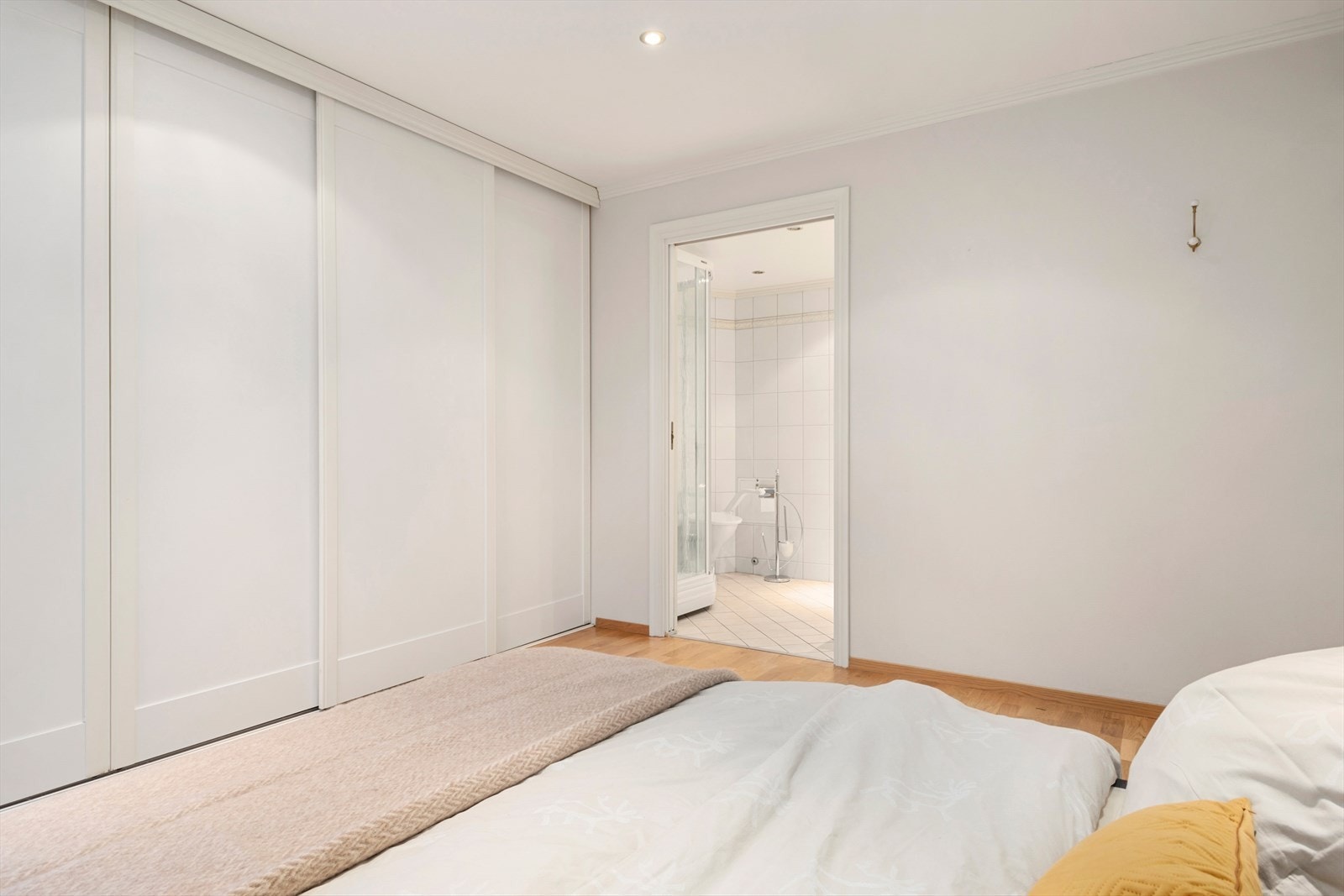 Fra hovedsoverommet er det adkomst til badet. Galleribilde