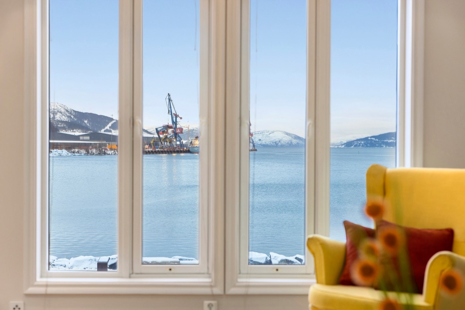 Her får du fritt utsyn over Ranfjorden med omkringliggende fjell og bebyggelse. Galleribilde