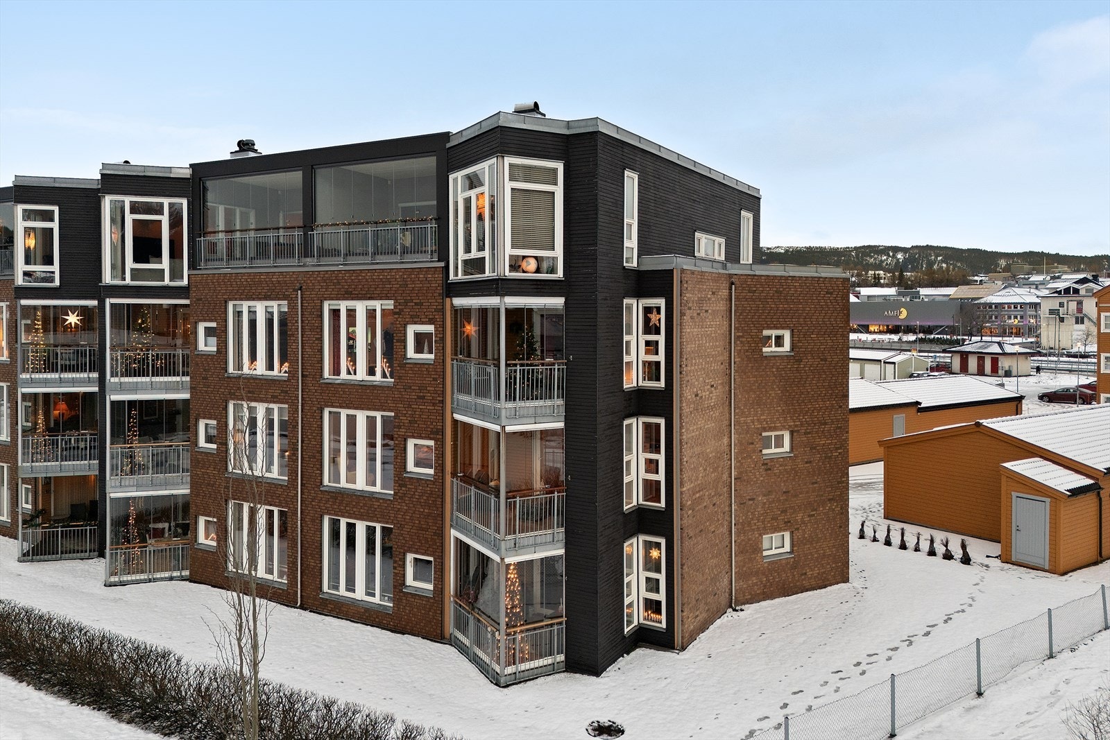 Leiligheten har god intern beliggenhet i 2. etasje, hit tar man seg enkelt opp via trapp eller heis. Galleribilde