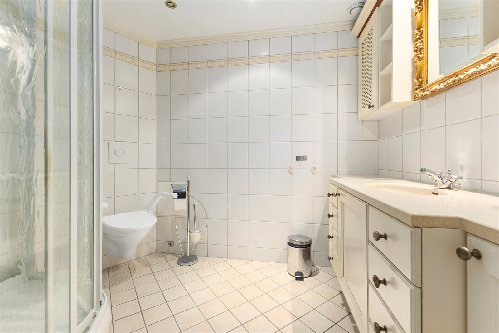 Flislagt bad med dusjkabinett, romslig innredning og toalett. Galleribilde