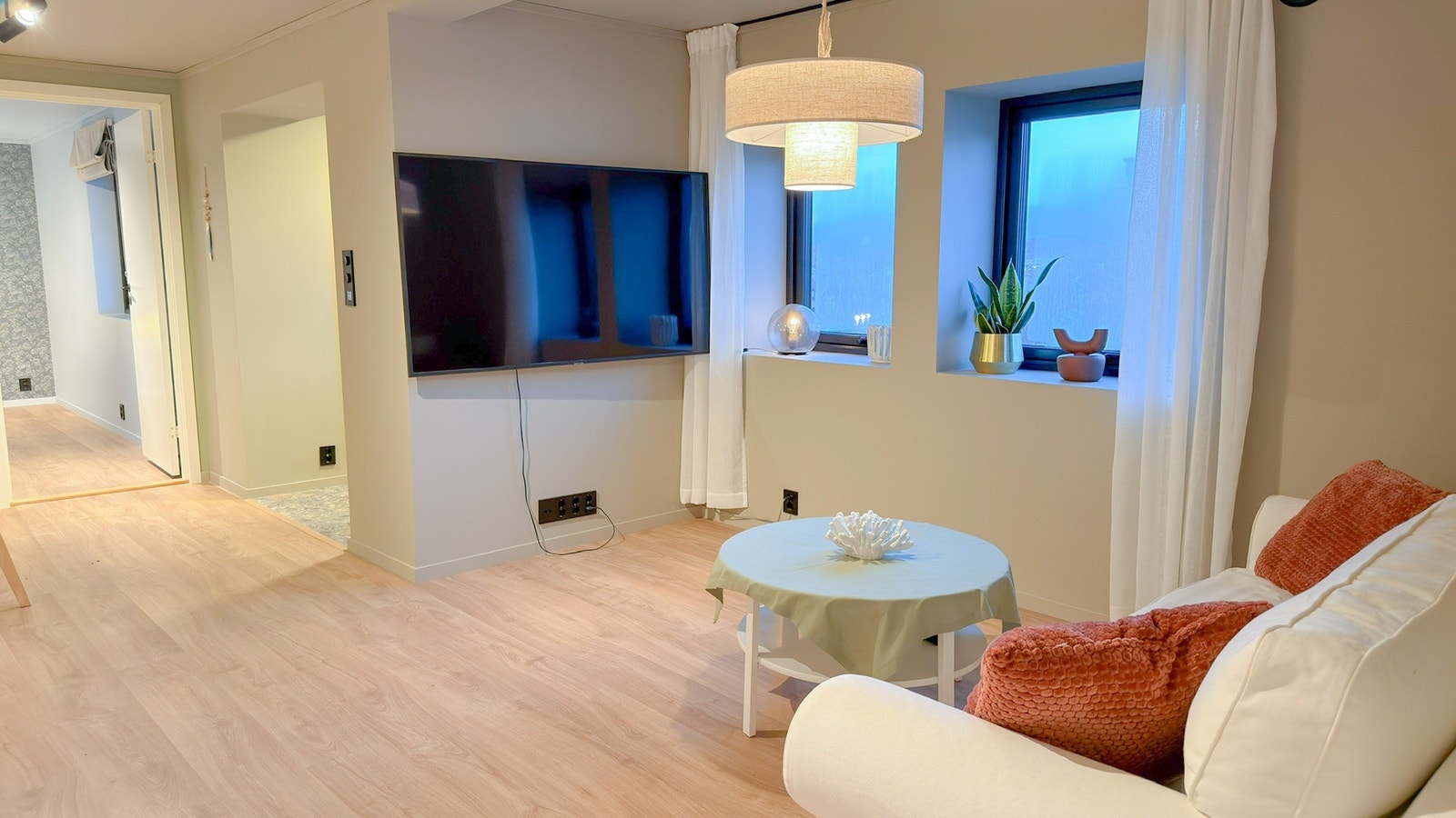 Vegghengt 65" LED TV Galleribilde