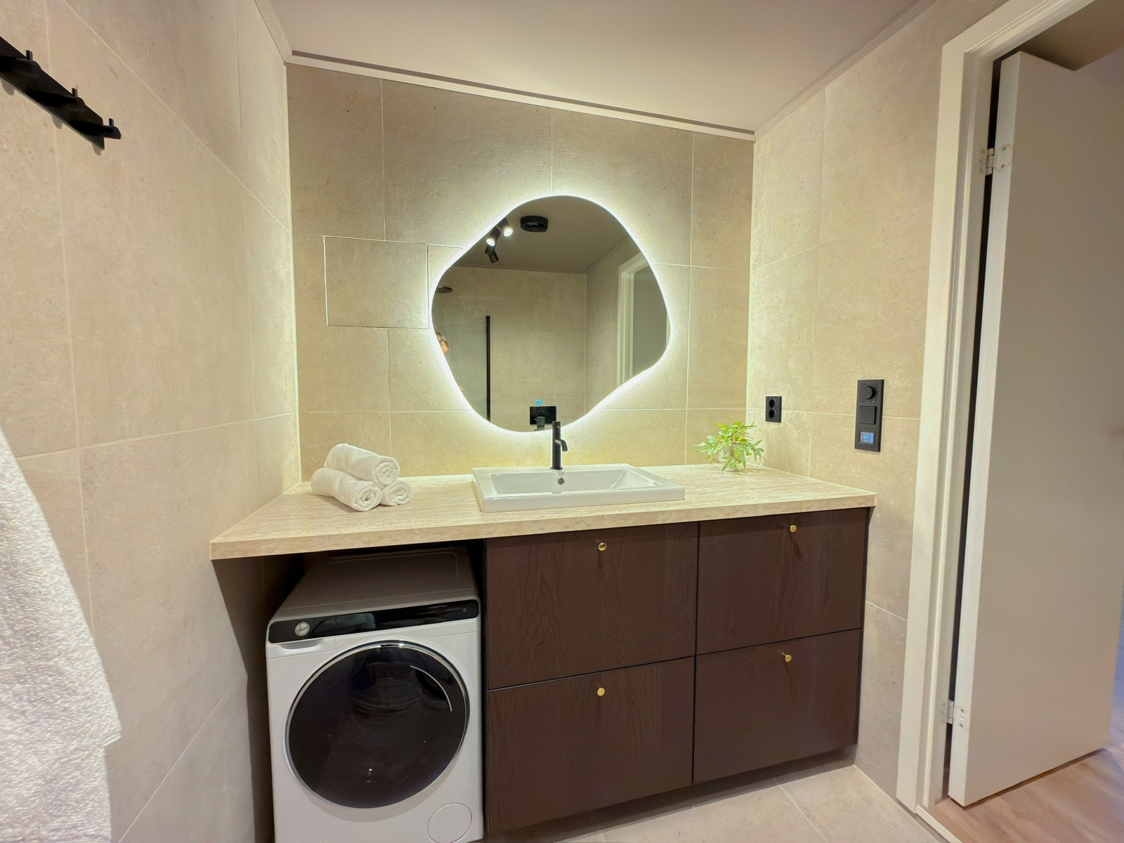 Vaskemaskin og mye oppbevaring Galleribilde