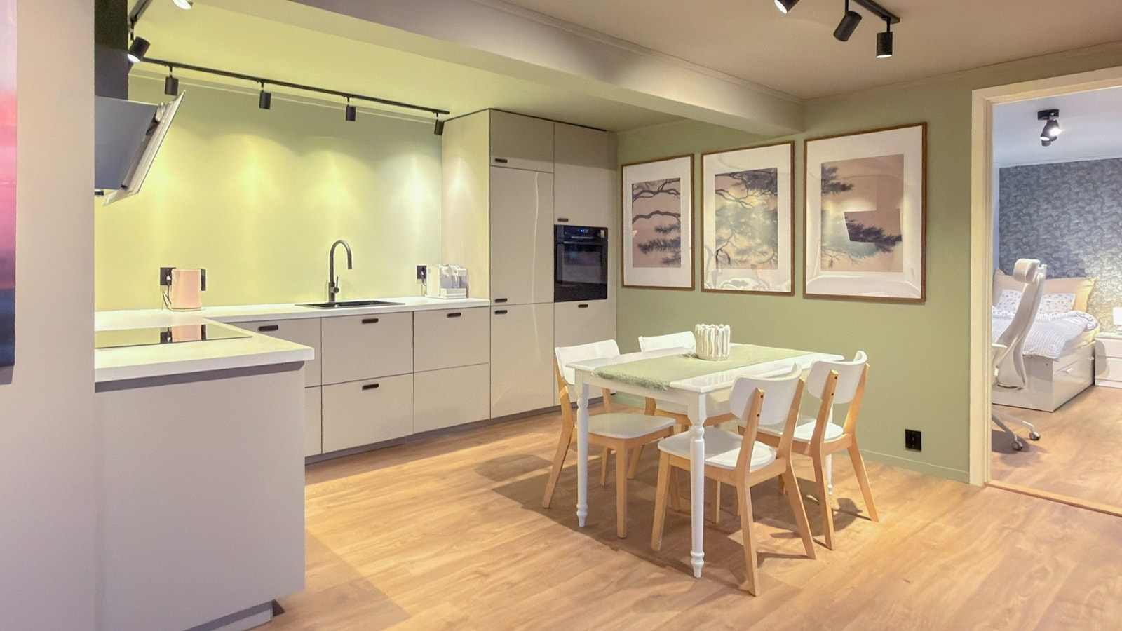 Moderne kjøkken med nye hvitevarer Galleribilde