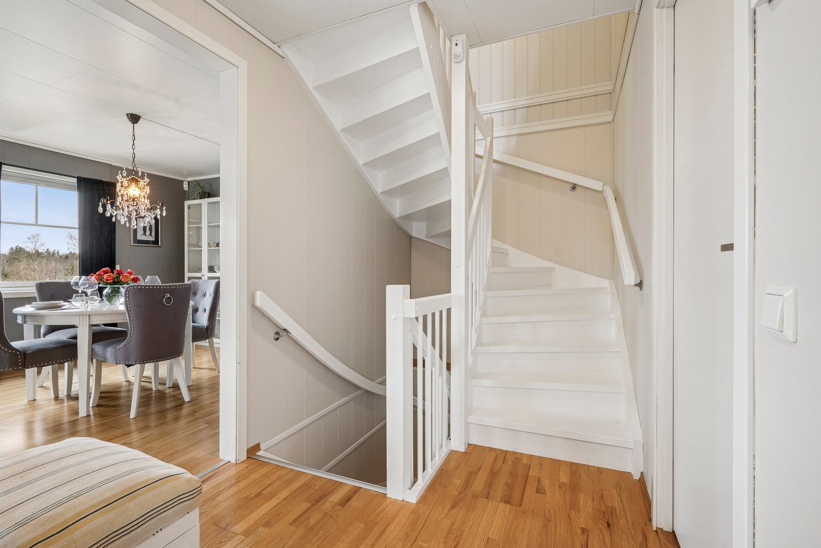 Her er det god plass for garderobeløsninger og naturlig flyt videre inn i hjemmets oppholdsrom. Galleribilde