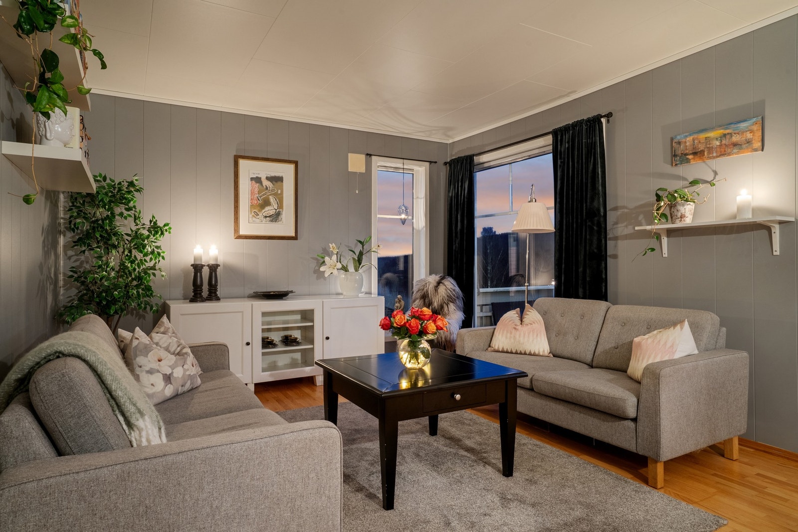 Stemningsfull stue med behagelig kveldslys. Galleribilde