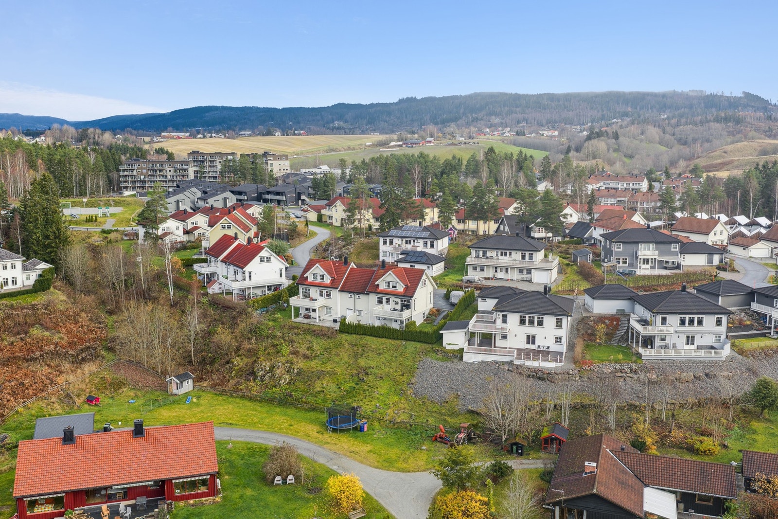 Området har nærhet til skoler, barnehager, offentlig kommunikasjon, samt et rikt utvalg av fasiliteter og servicetilbud. Galleribilde
