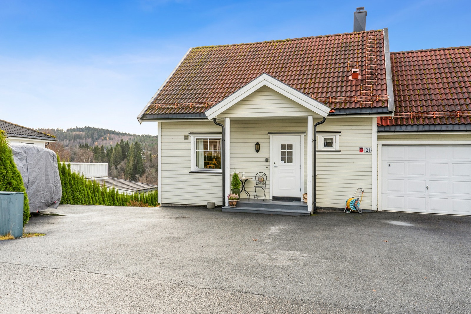 Fasade: hoveddel: inngang Galleribilde