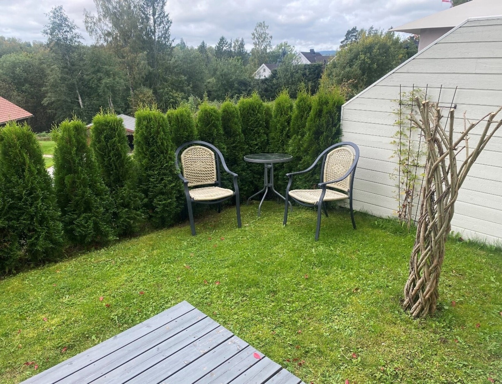 Videre har boligen flere uteplasser som gir gode muligheter gjennom hele dagen Galleribilde