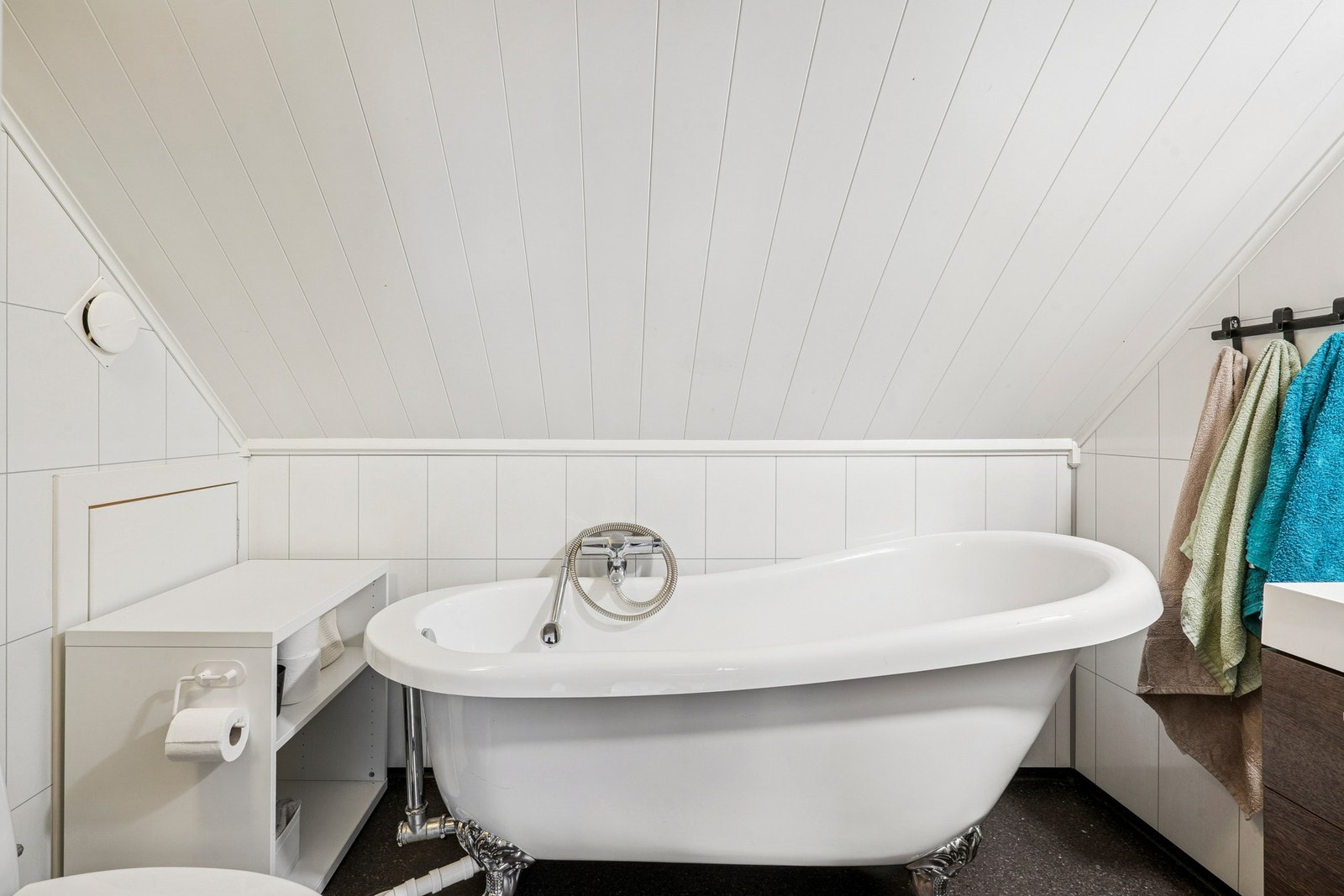 Badet ble etablert i forbindelse med ombyggingen og har en praktisk utforming til tross for skråtak. Galleribilde