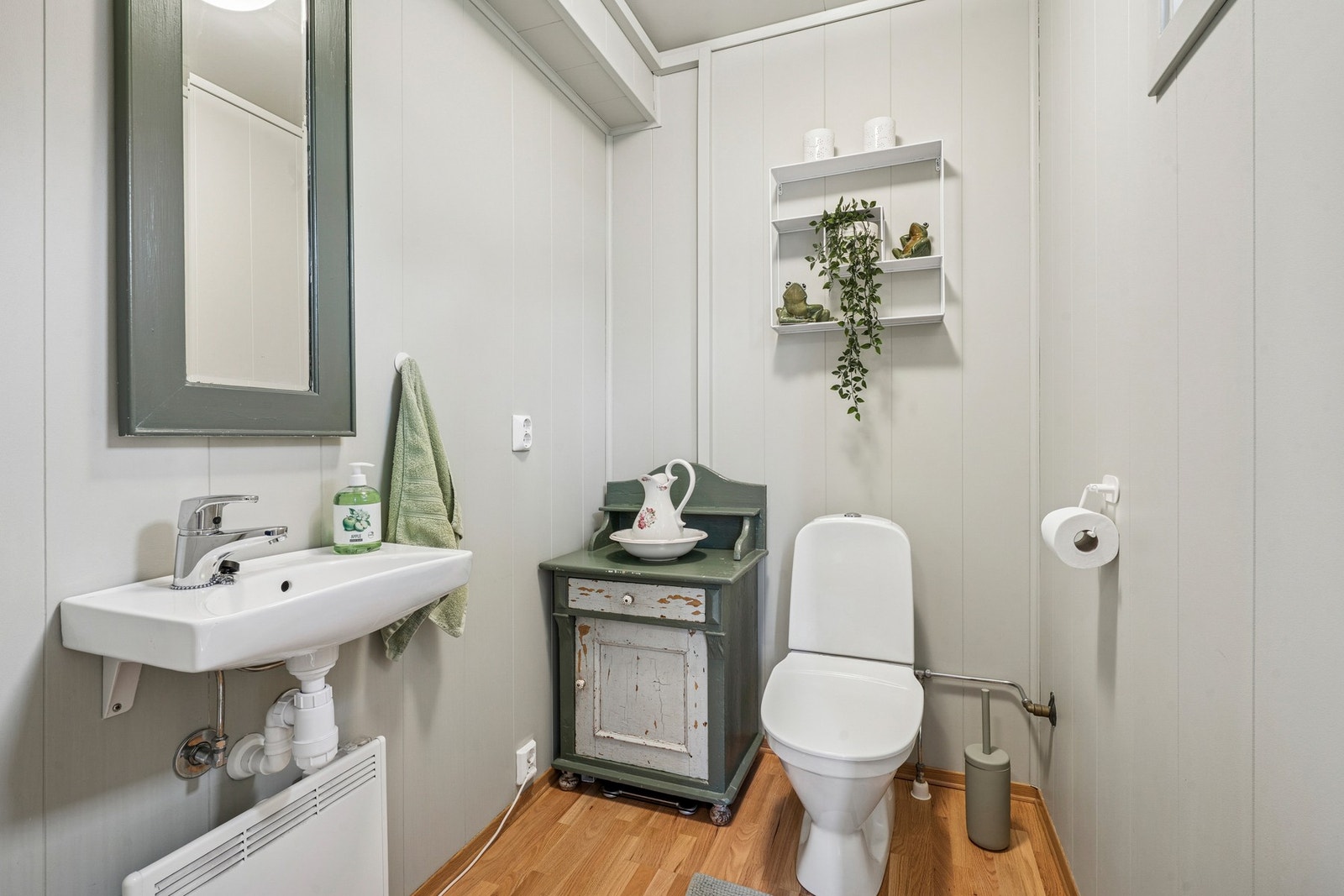 I første etasje finner du også et praktisk og lettstelt toalettrom. Galleribilde