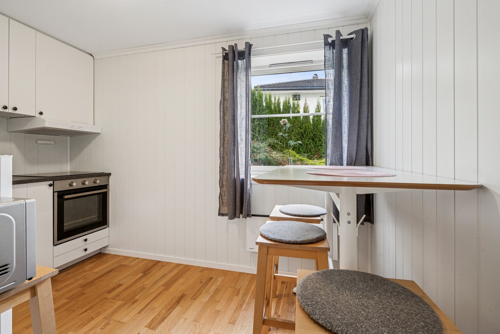 Kjøkkenet ble oppgradert i 2017 og fremstår moderne og funksjonelt med glatte fronter, gode arbeidsflater og nødvendige hvitevarer. Galleribilde