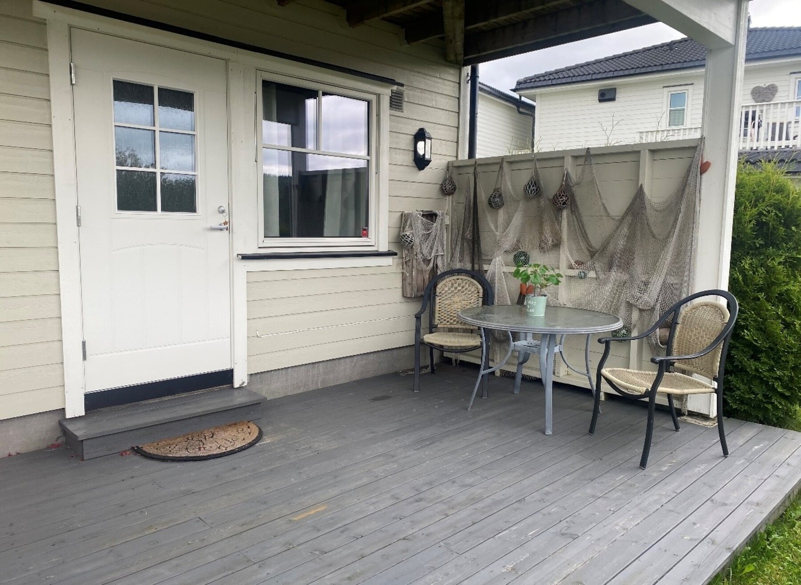 Hybelen har også direkte adkomst til egen terrasse, noe som gir en ekstra kvalitetsfølelse og gode uteoppholdsmuligheter. Galleribilde