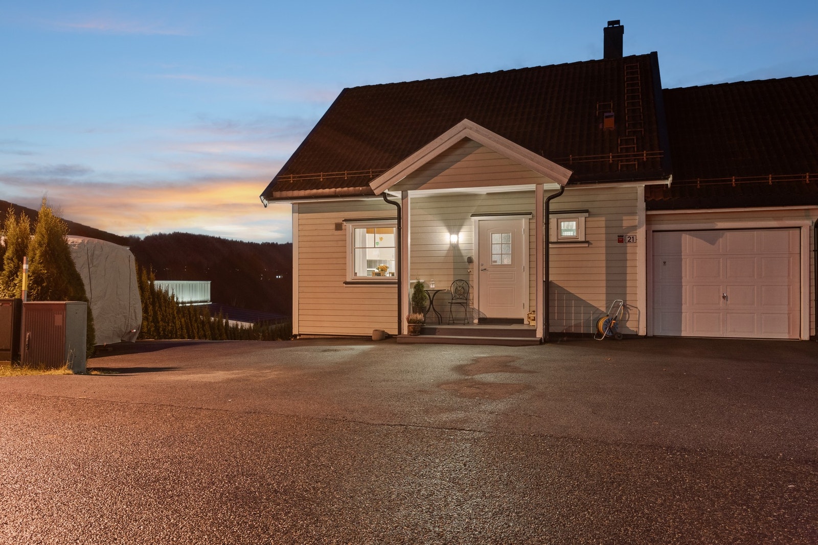 Fasade: Kveldsstemning. Galleribilde