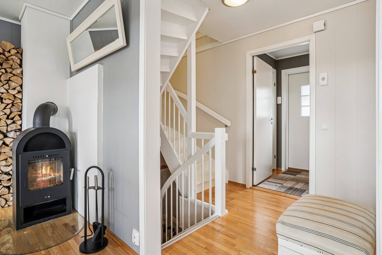 Stuen byr også på en trivelig peisovn som bidrar til en lun og god atmosfære. Galleribilde