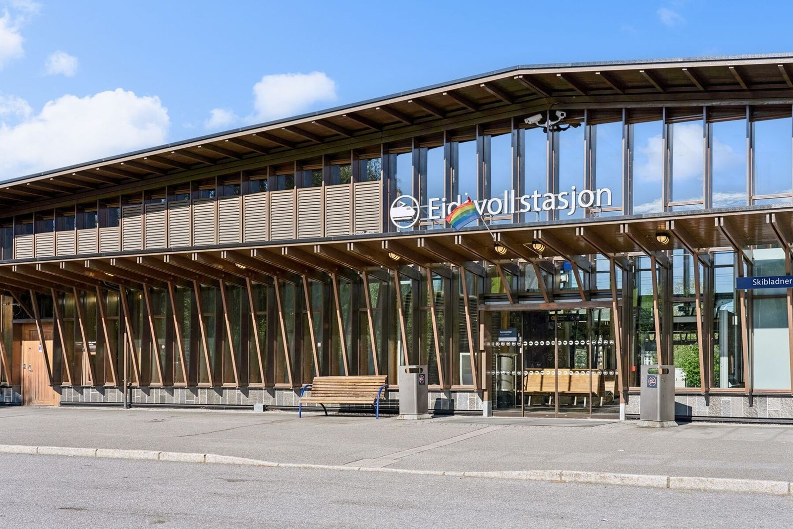 Det går hyppige avganger fra Eidsvoll stasjon mot Oslo Lufthavn, Oslo-området og nordover mot Lillehammer. Galleribilde