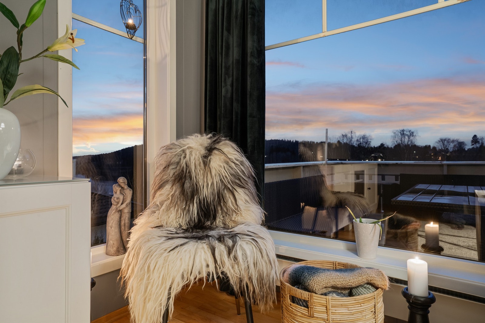 Stuen er lys og luftig med store vindusflater som slipper inn rikelig med dagslys. Galleribilde