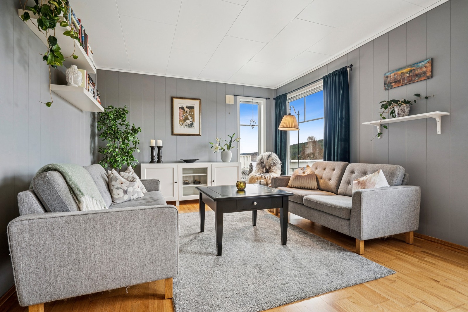 Herfra får du også direkte utgang til den romslige balkongen, som fungerer som en forlengelse av oppholdsrommet, de fineste dagene. Galleribilde