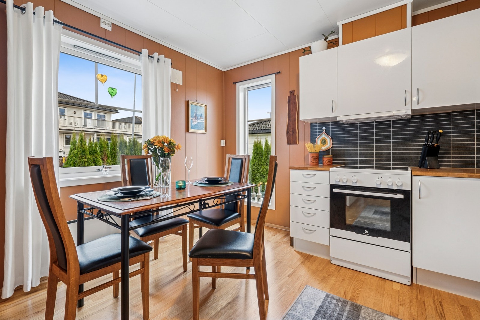 Kjøkkenet ligger praktisk tilknyttet gangen og har en praktisk utforming. Galleribilde