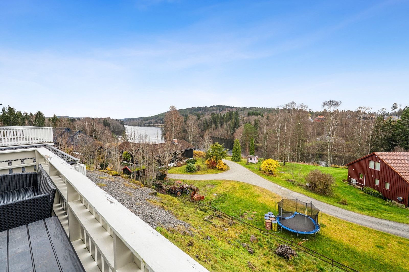 Fra balkongen nyter du en nydelig utsikt mot Vorma. Galleribilde