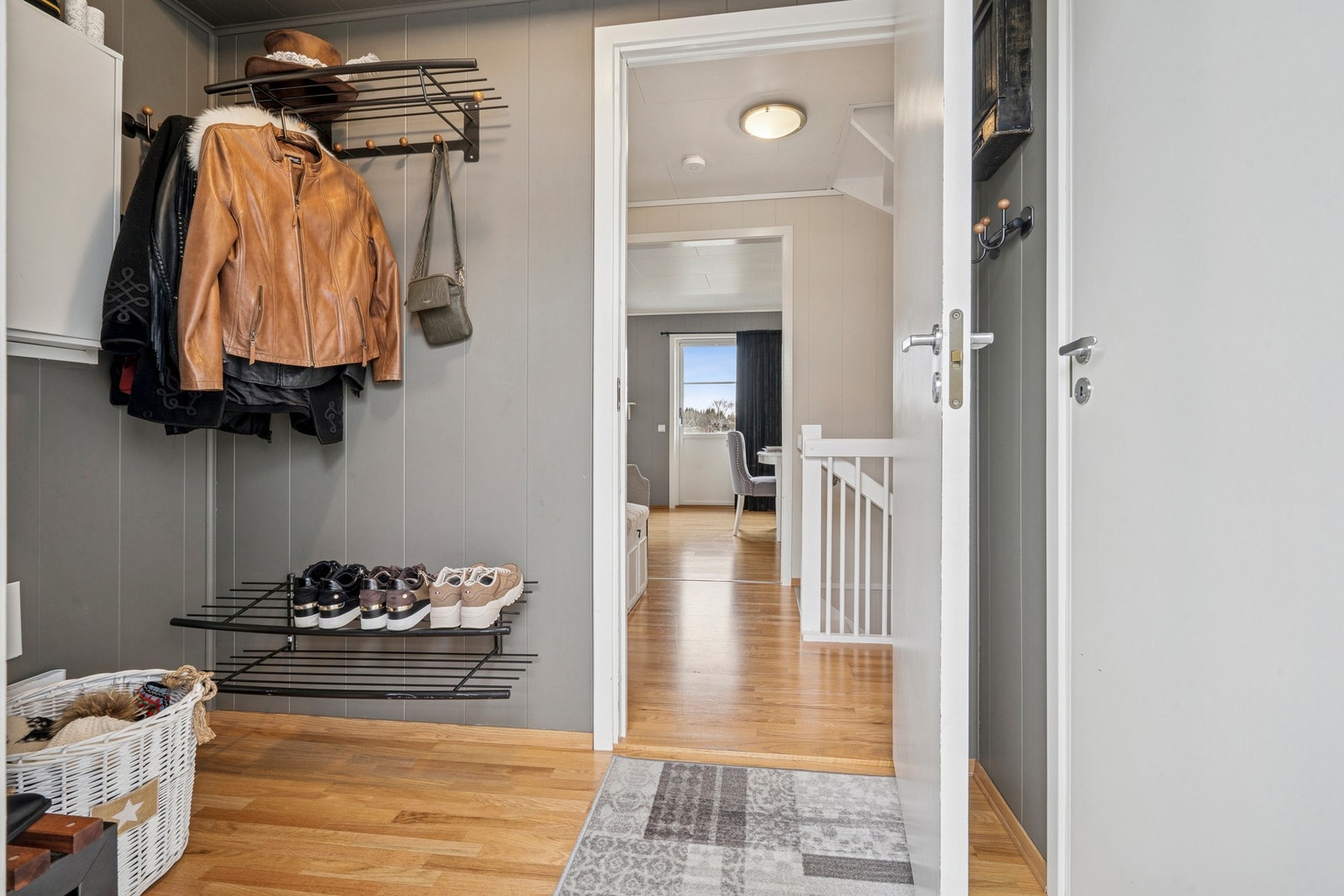 Boligen ønsker deg velkommen gjennom en lys og romslig entré som gir et godt førsteinntrykk. Galleribilde