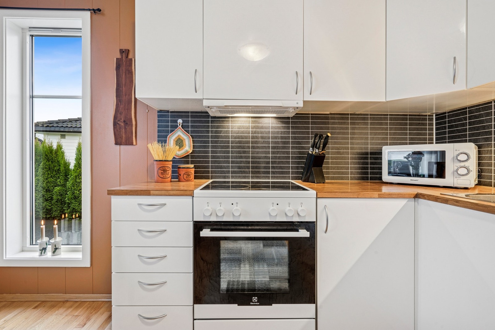 Innredningen består av glatte fronter og en laminert benkeplate. Galleribilde