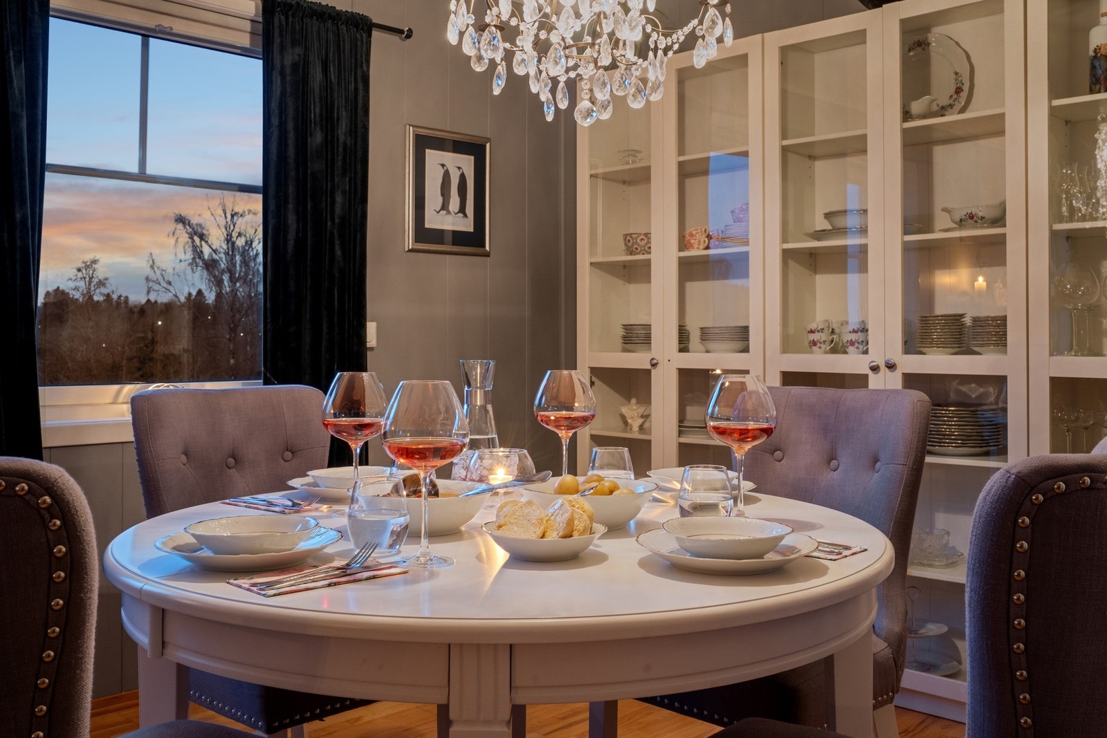 Spisestue: kveldsstemning. Galleribilde