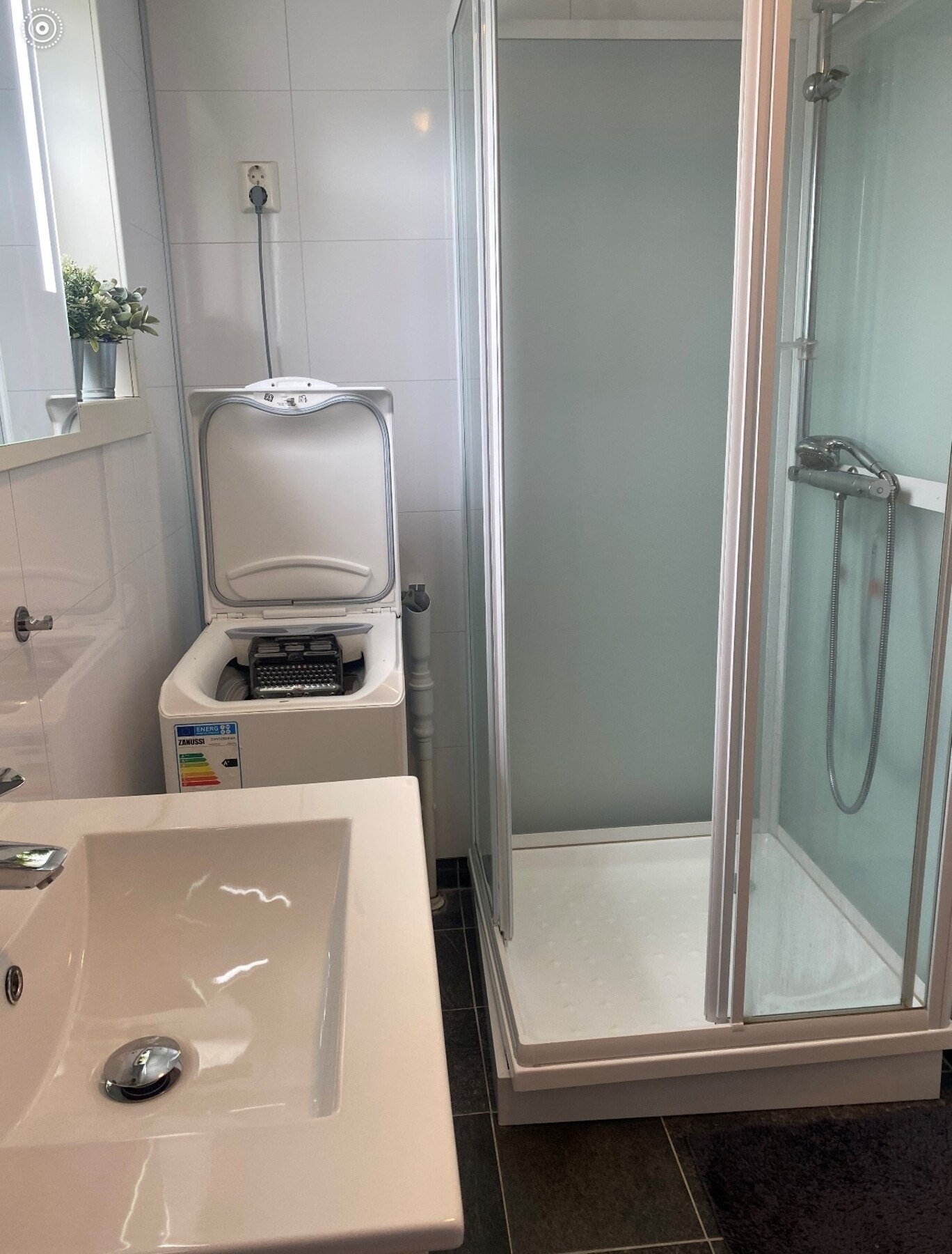 Badet holder også en god standard med fliser, varmekabler, dusjkabinett, toalett og opplegg for vaskemaskin. Galleribilde