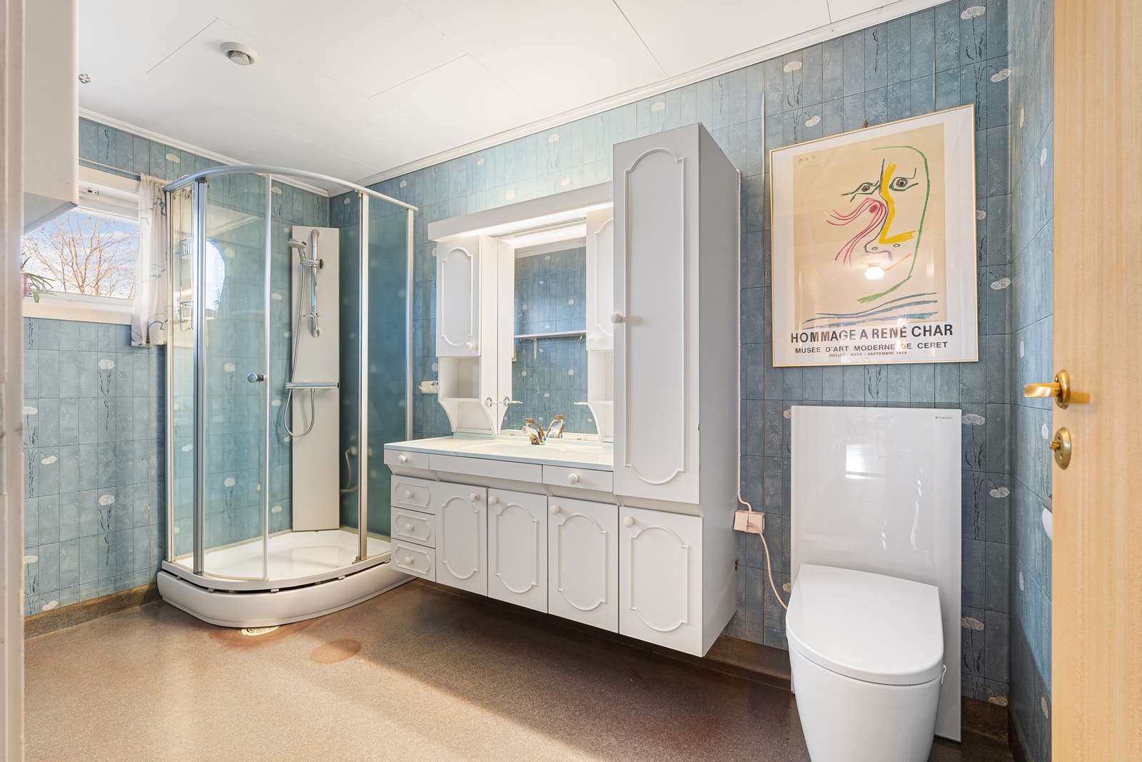 Badet på ca. 7 m² med funksjonell innredning. Galleribilde