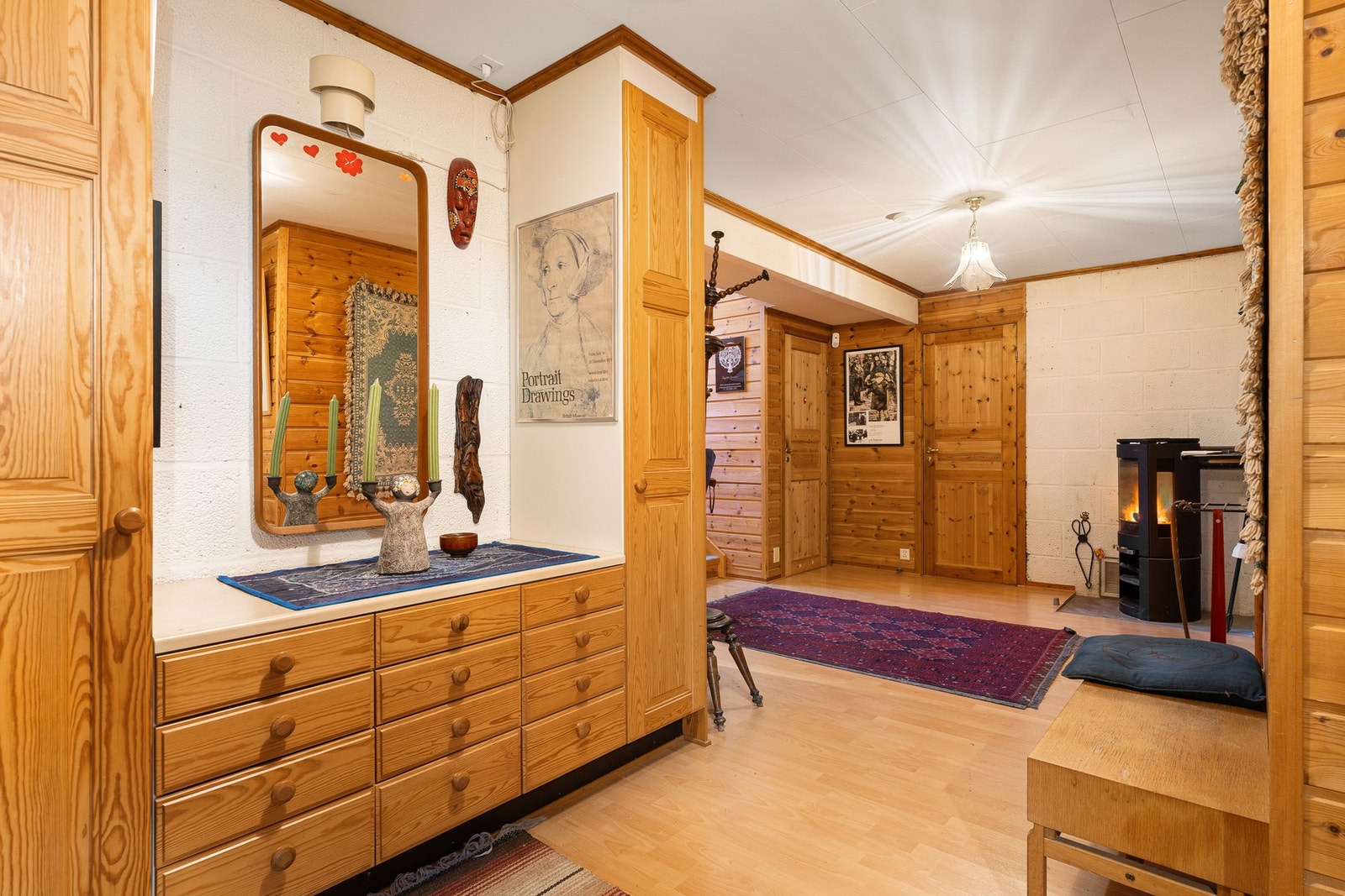 Hall med god plass til oppbevaring. Galleribilde