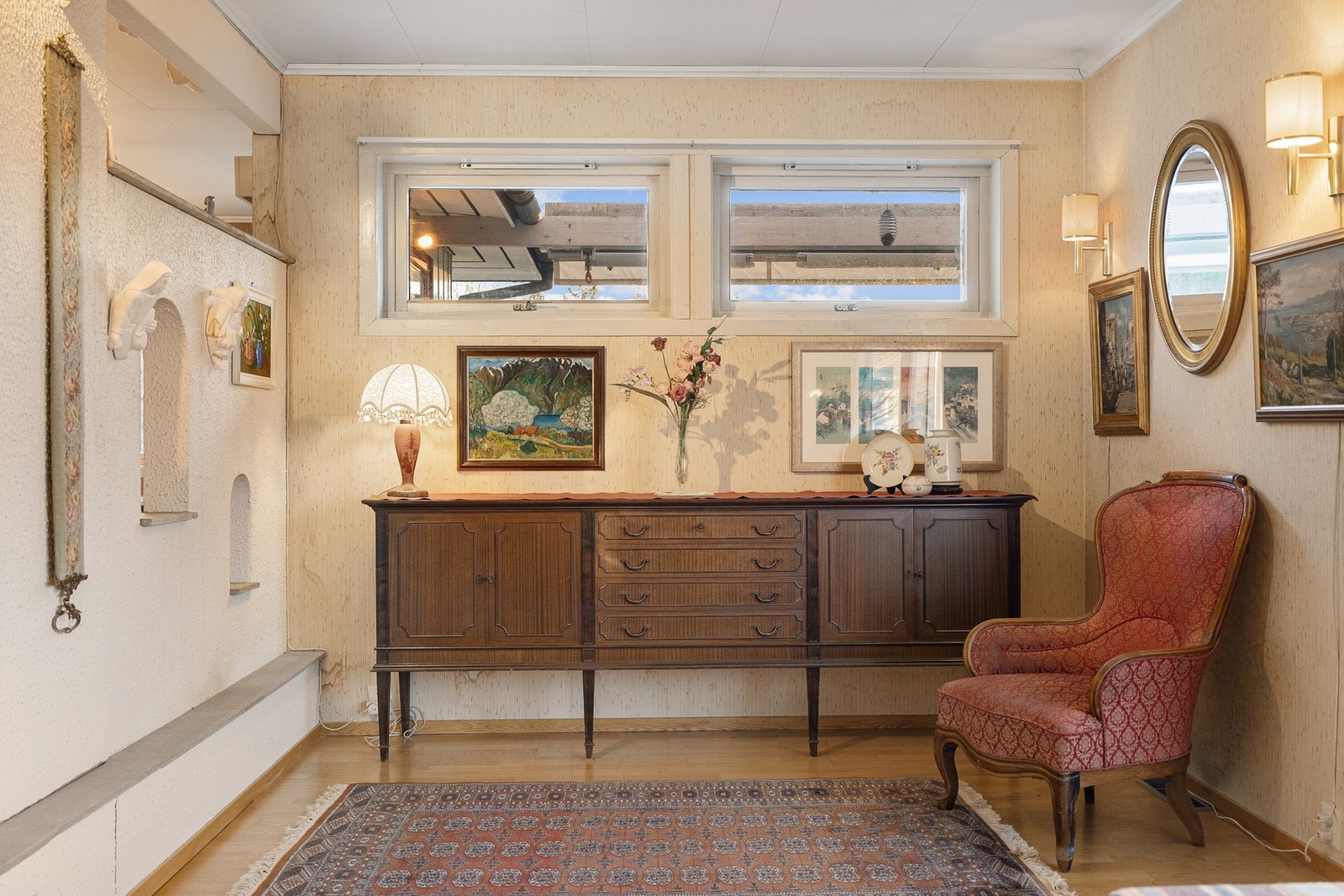 Stuen er stor nok til å møbleres med flere møbelgrupper og sosiale soner. Galleribilde