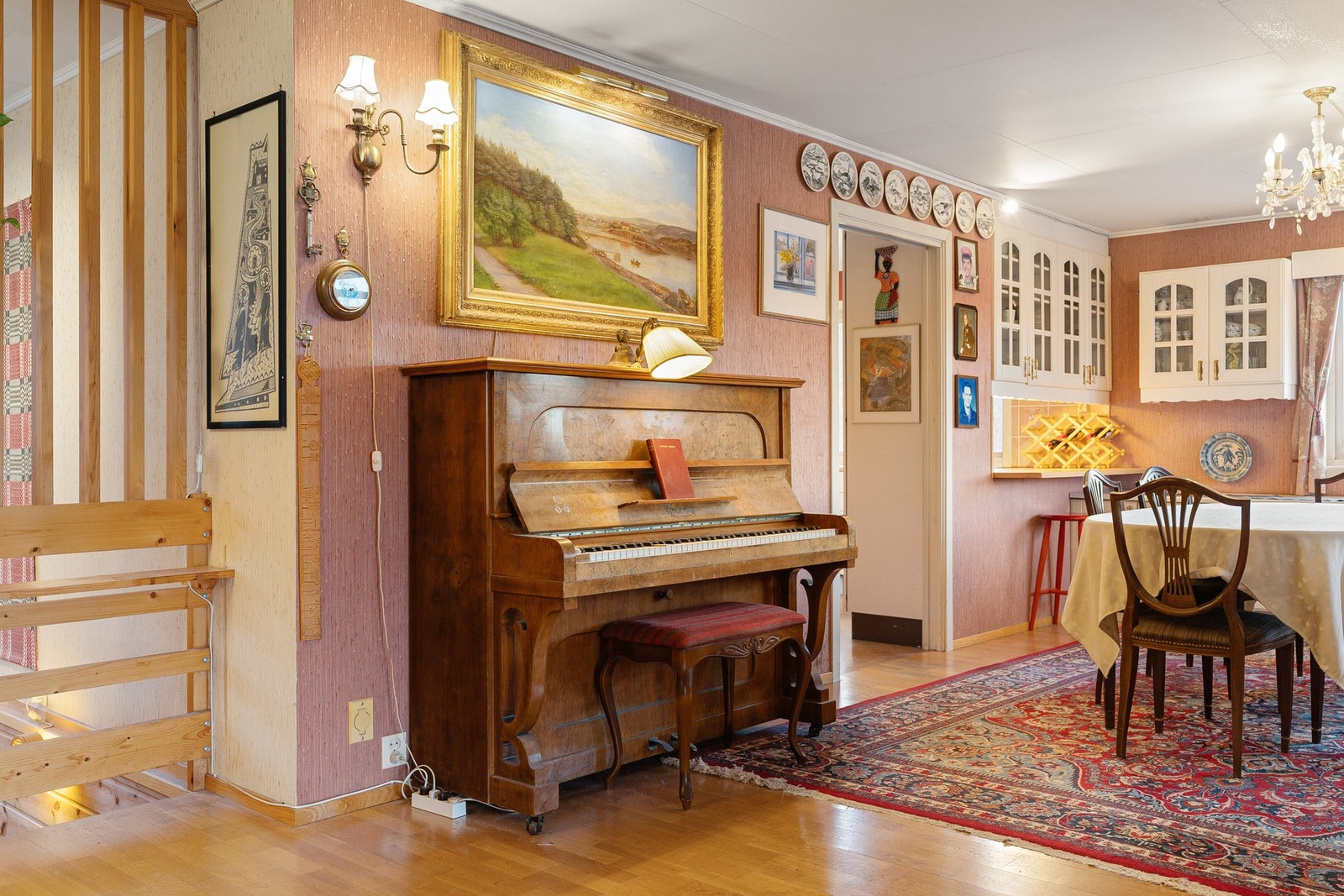 Naturlig overgang mellom spiseplass og stue. Galleribilde