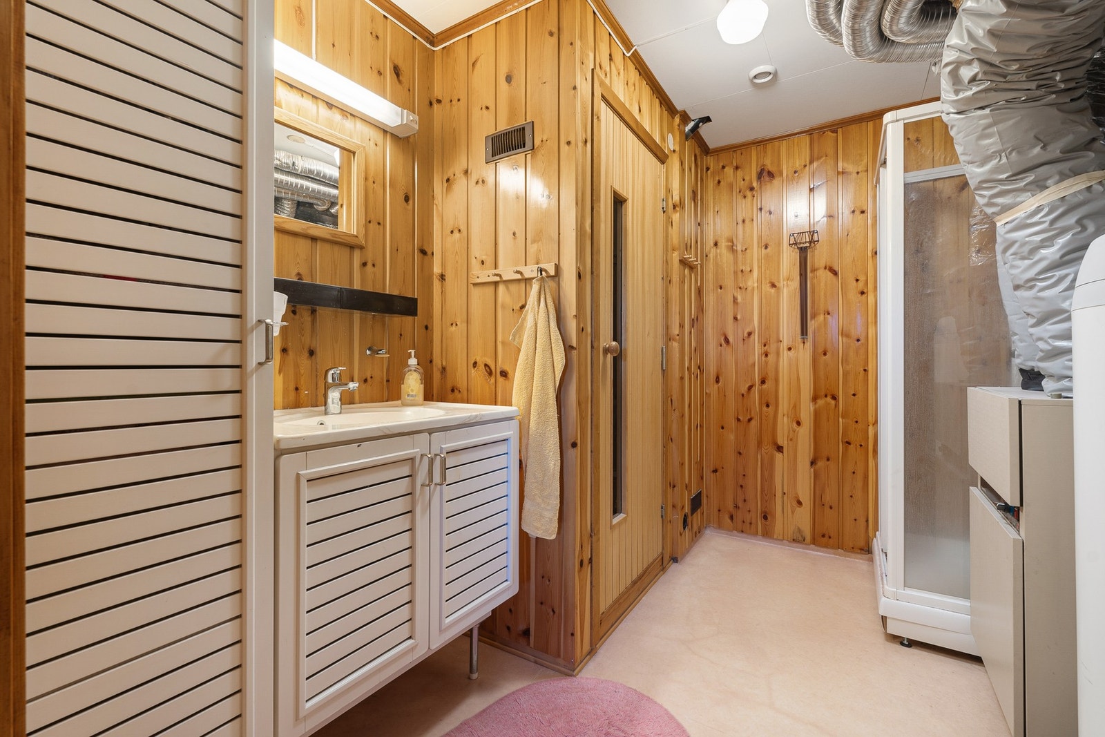 Bad/teknisk rom på ca. 6 m² med tilhørende badstue. Galleribilde