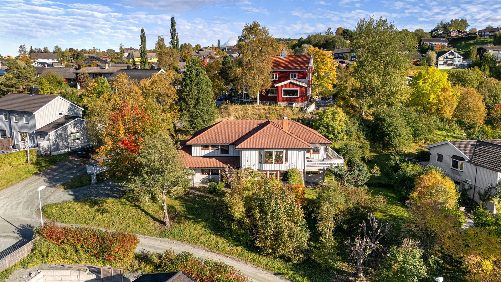 Mats Eidem ved EiendomsMegler 1 ønsker velkommen til Hugins veg 9. Foto: Krogstad og Nervik (Jens Martin Nervik) Galleribilde
