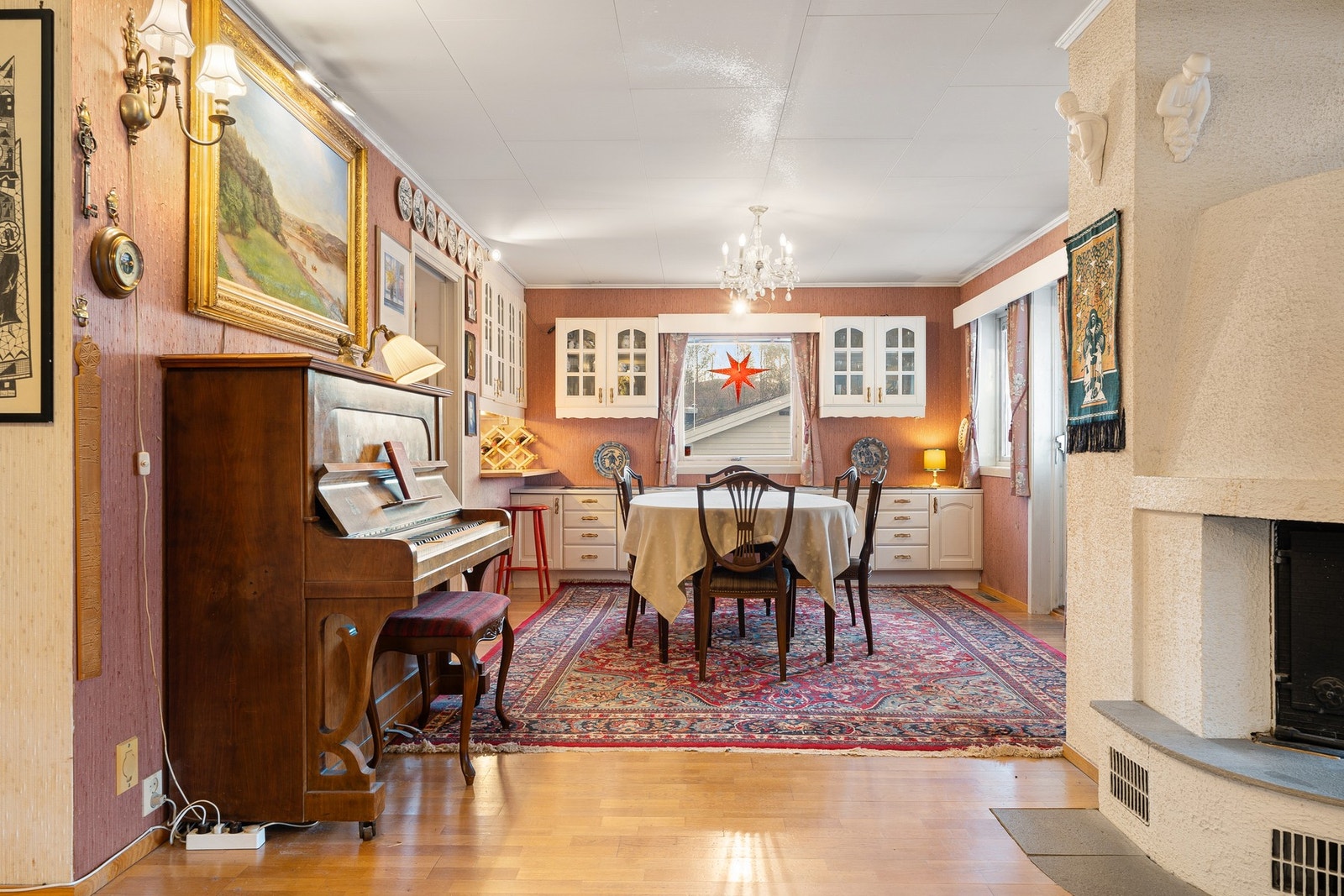 Spisestue med god plass til langbord. Utgang til altan. Galleribilde