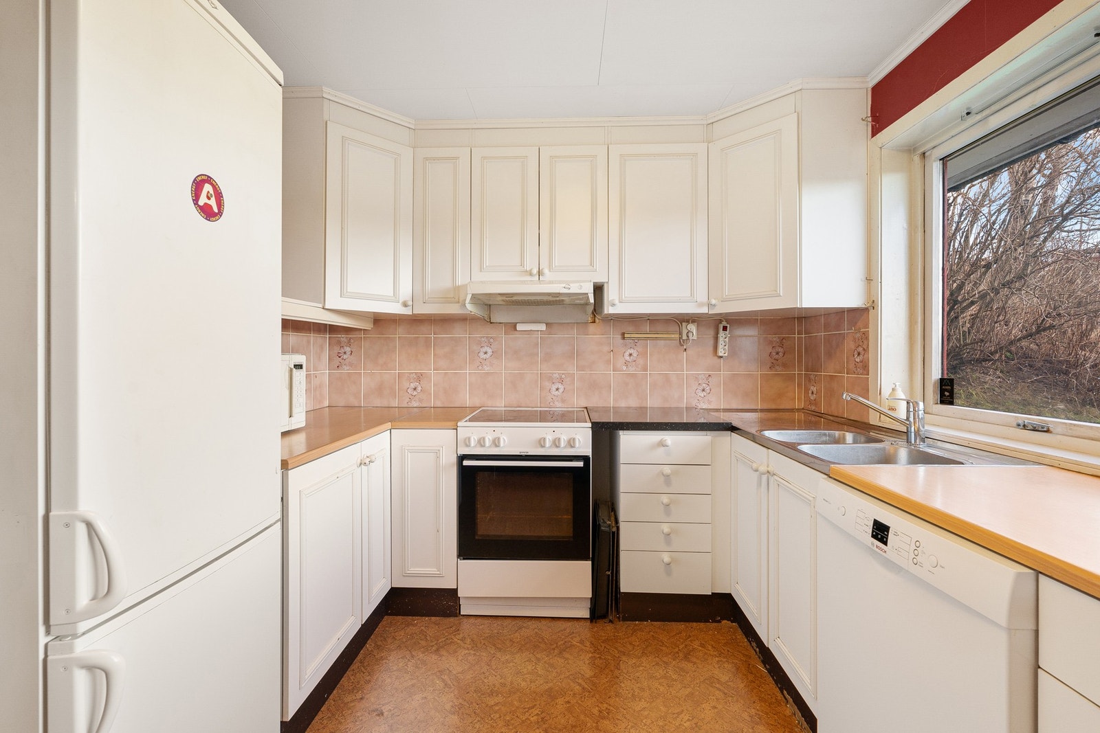 Kjøkken med komfyr fra Gorenje og kjøl/frys fra Upo. Galleribilde