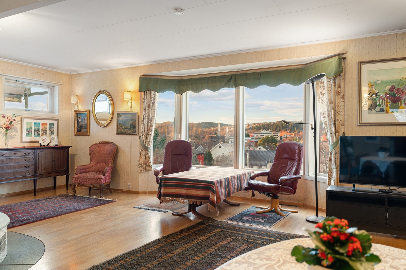 Stue/spisestue på ca. 66,5 m² med store vindusflater Galleribilde