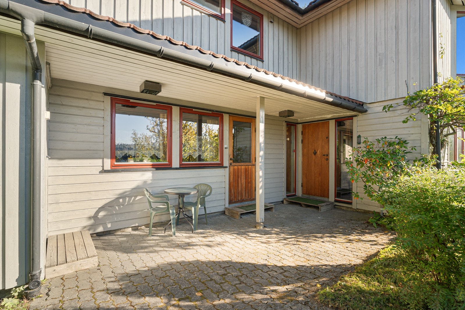 Inngangsparti til hoveddel, utleiedel og garasje - overbygd passasje. Galleribilde