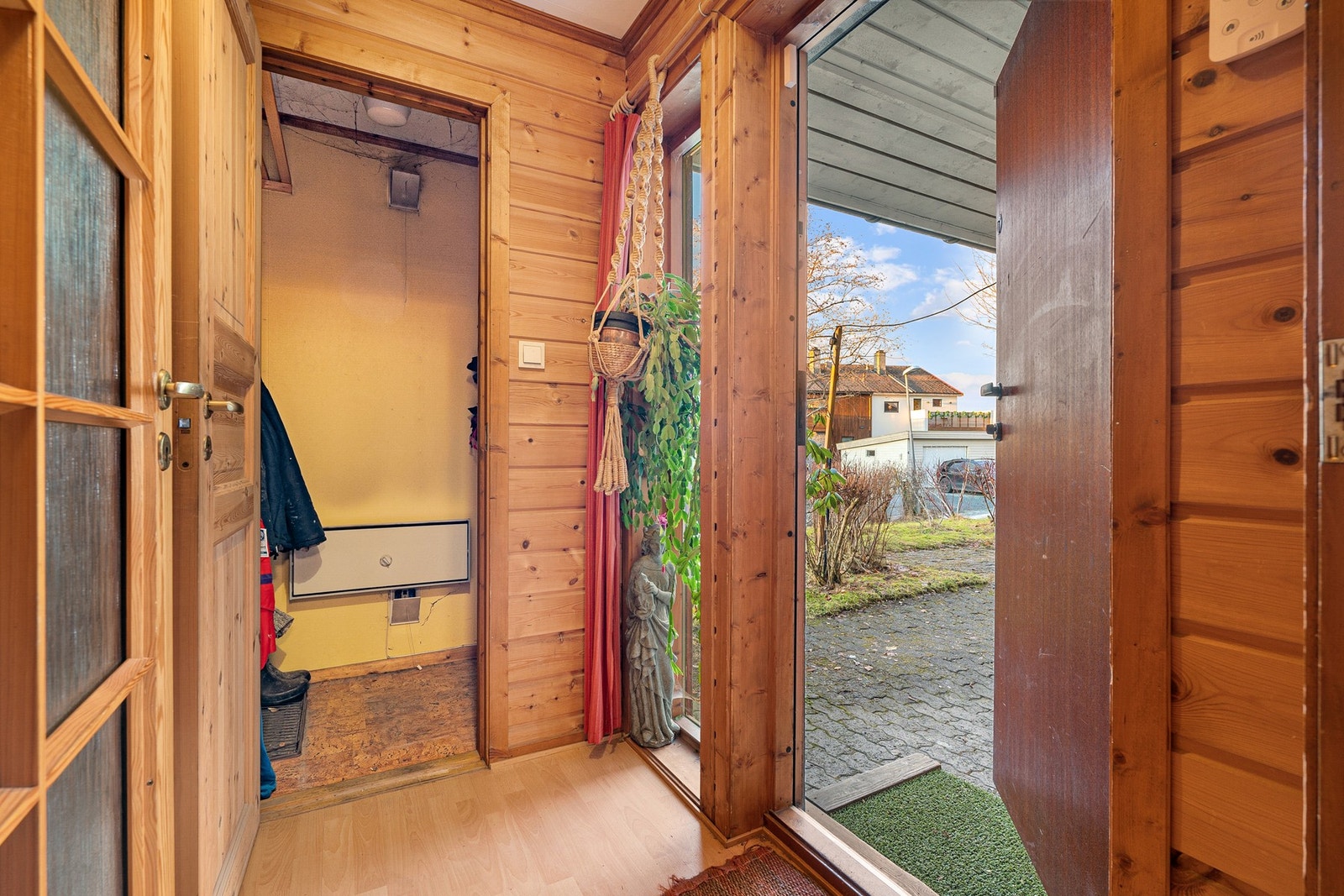 Entré med bod på totalt 4 m²og praktisk garderobeløsning Galleribilde