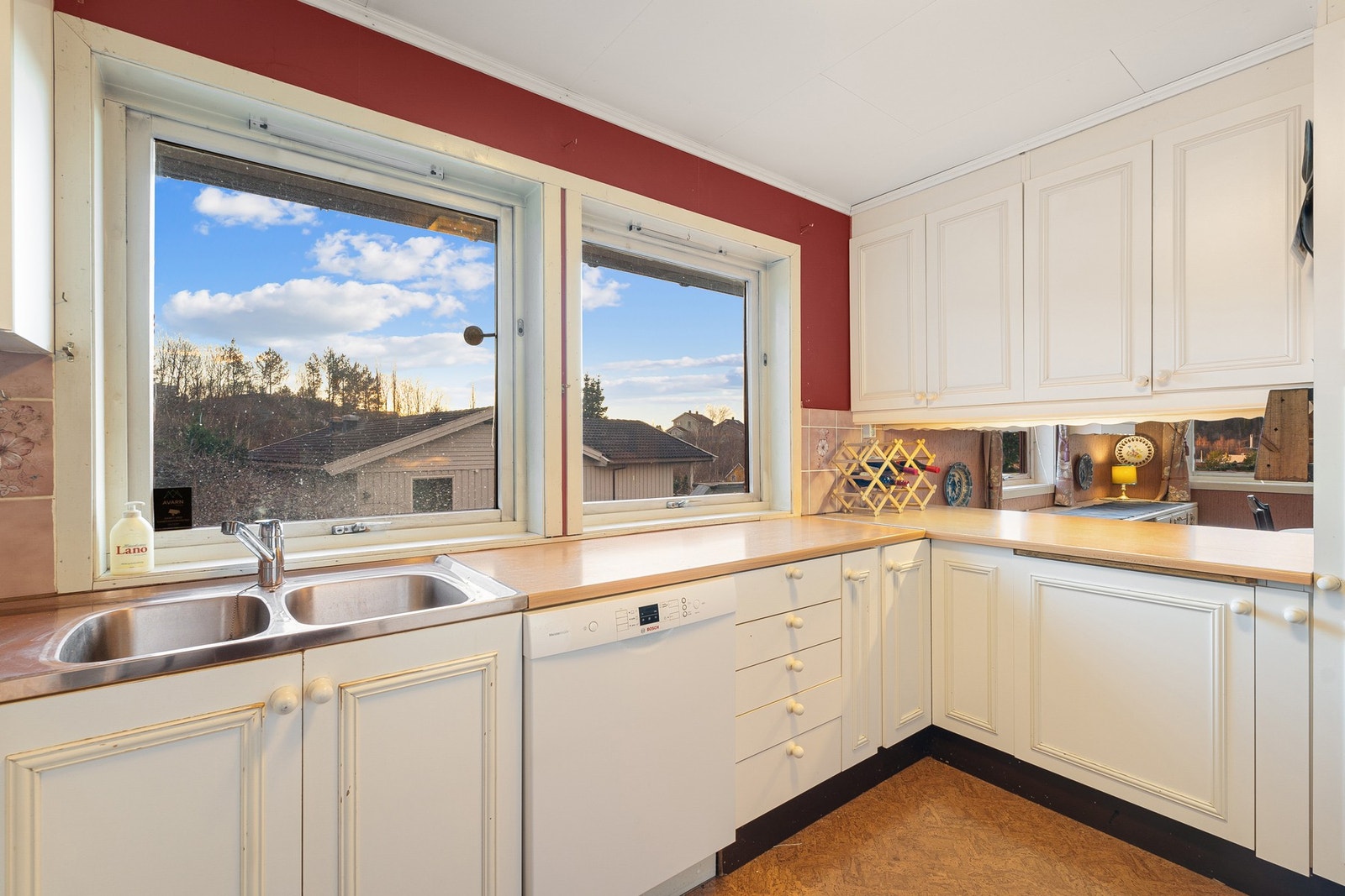 Effektivt kjøkken med god skap- og benkeplass Galleribilde