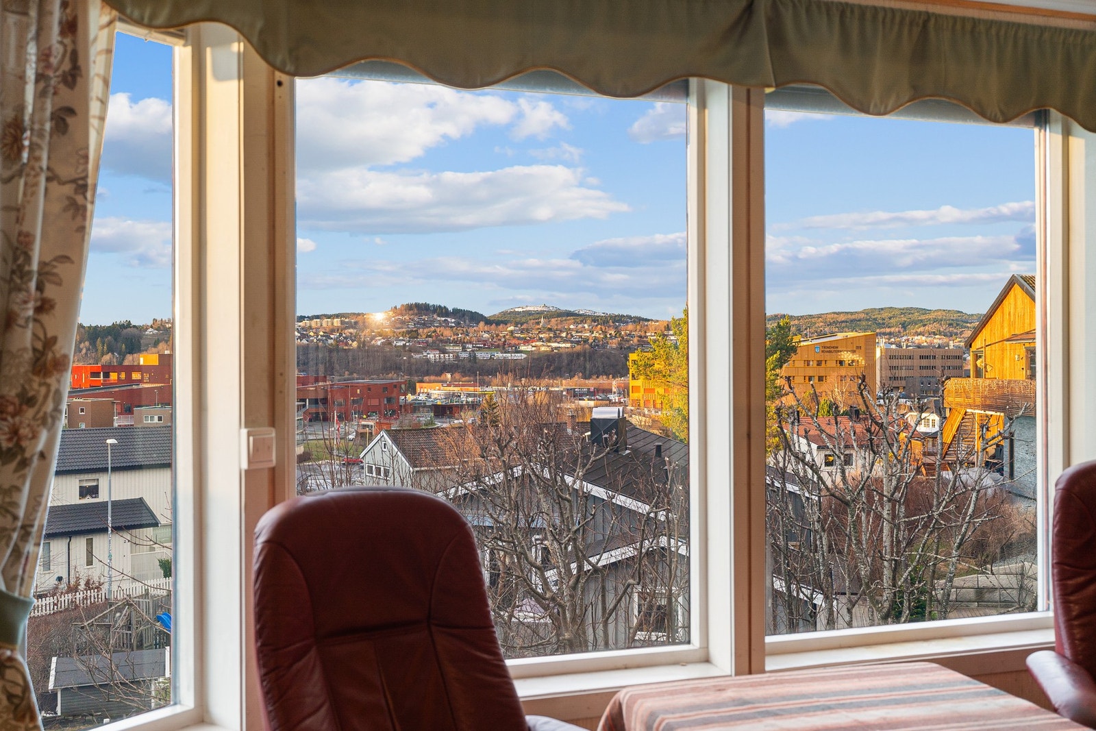 Vestvendt utsikt fra stuen - sol fra morgen til kveld Galleribilde