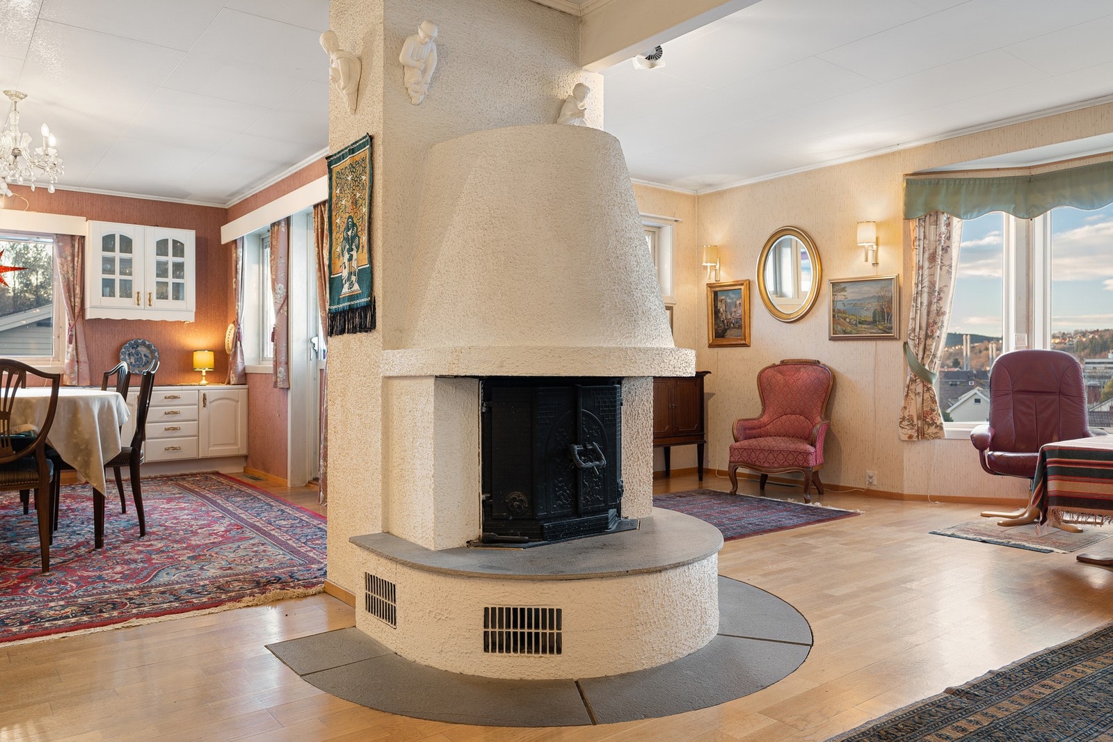 Peis med støpejernsinnsats - lun varme og stemning (kontrollert av feiervesenet 2025). Galleribilde