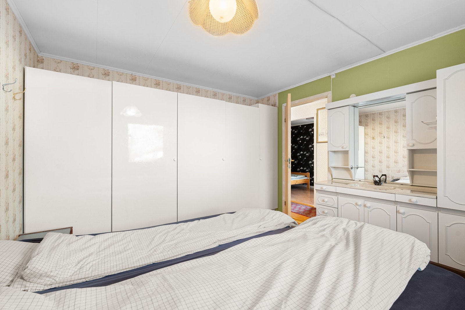 Hovedsoverommet har god plass til dobbeltseng og garderobeskap. Galleribilde