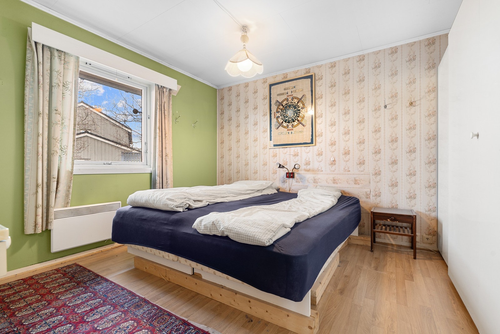 Hovedsoverom i 2. etasje på ca. 13,5 m², rolig plassert mot nordøst. Galleribilde