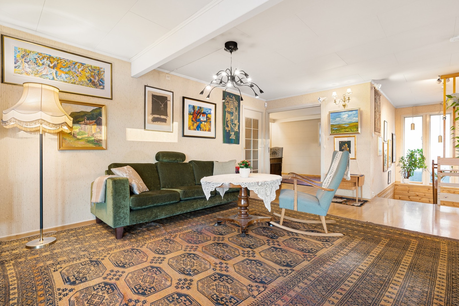 Oppholdsrom med jevn temperatur og godt inneklima via varmlufts-sirkulasjon. Galleribilde