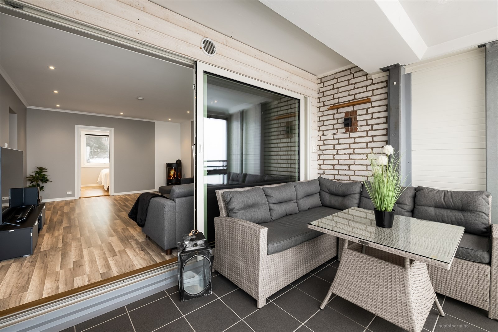 Moderne farger på vegger, godt med led downlights i taket. Den moderne peisen varmer godt på kalde kvelder. Galleribilde