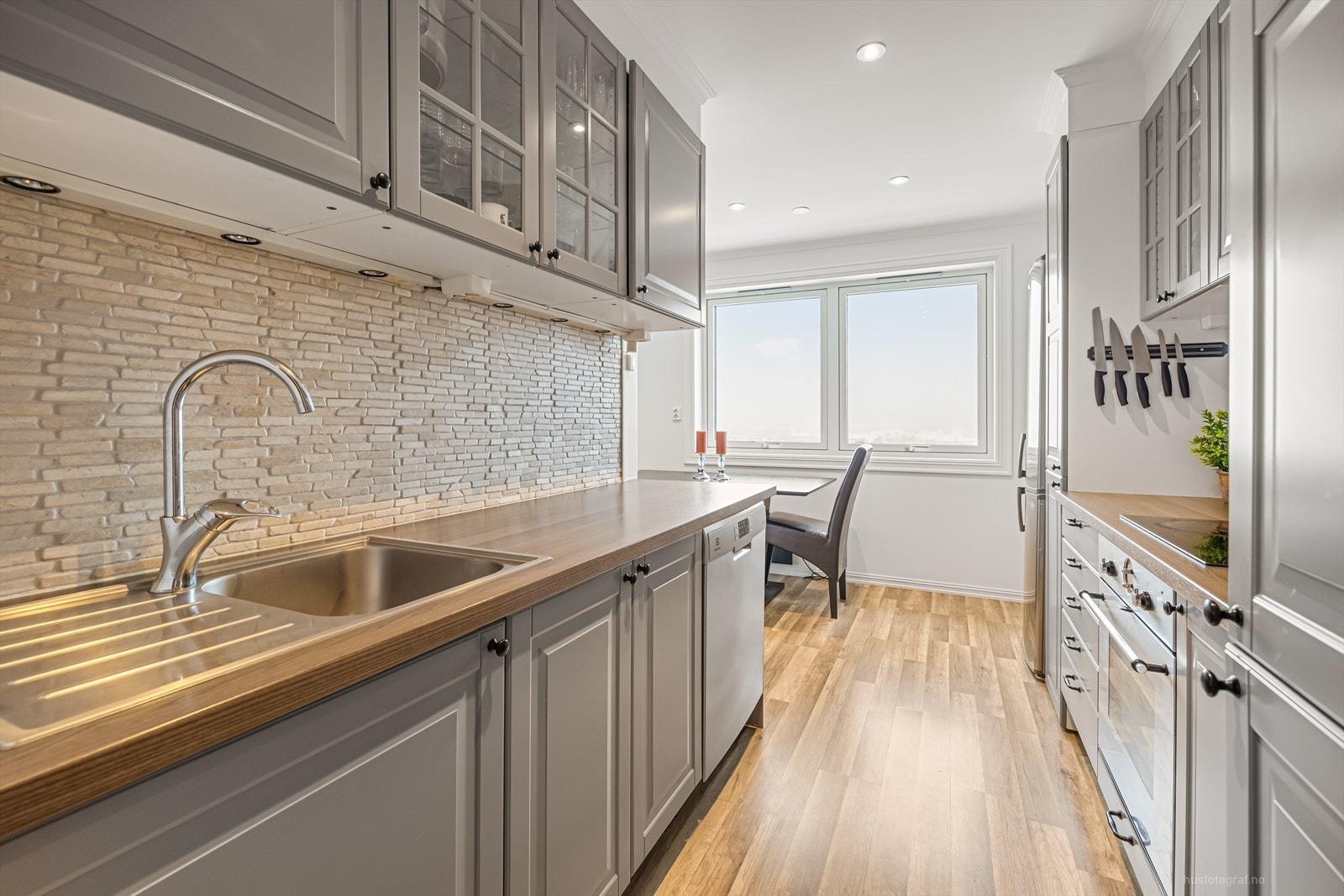 Godt med skapplass over og under benken. Galleribilde